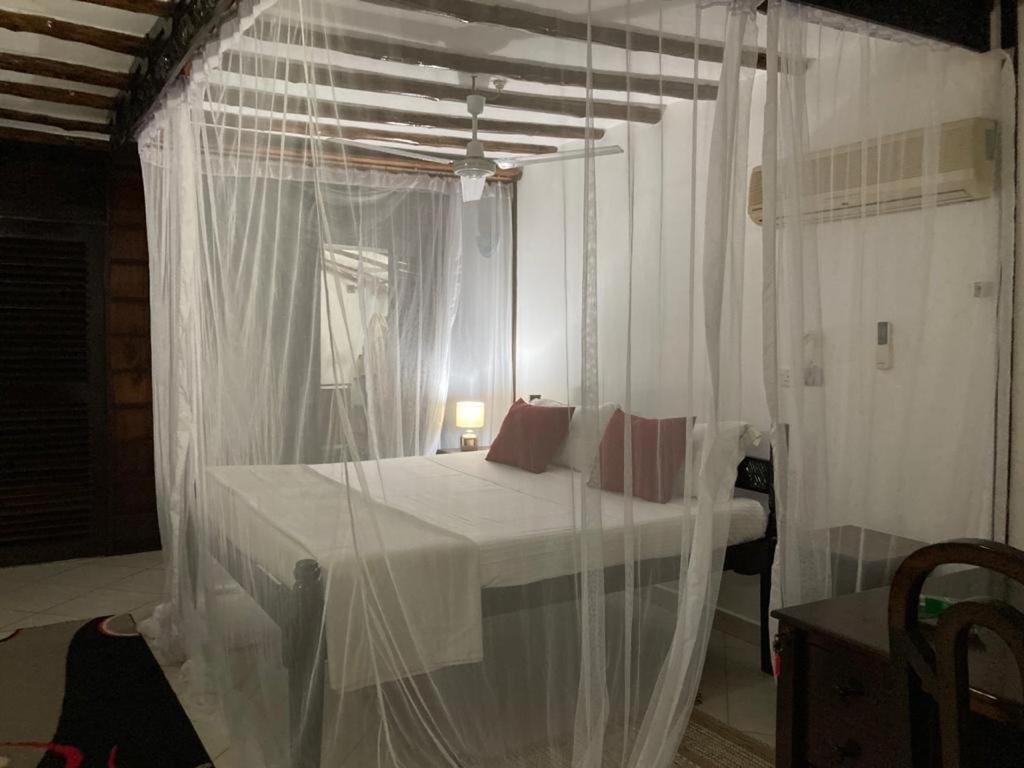 Queen K Cottages Watamu At Chrystal Homes Экстерьер фото